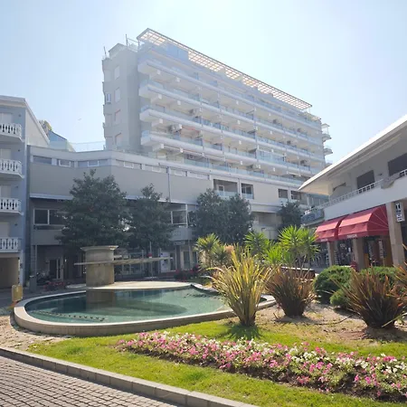Condominio Central Palace Lignano Sabbiadoro Exterior photo